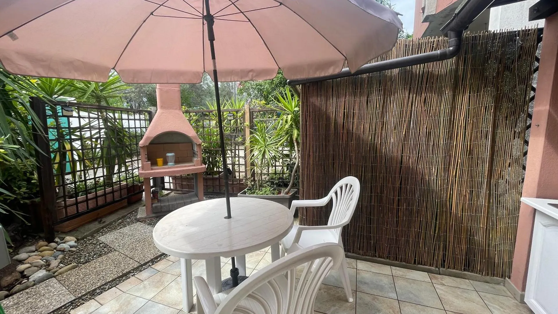 Mistral En-Suite See View Garden Quartu SantʼElena 0*,  İtalya
